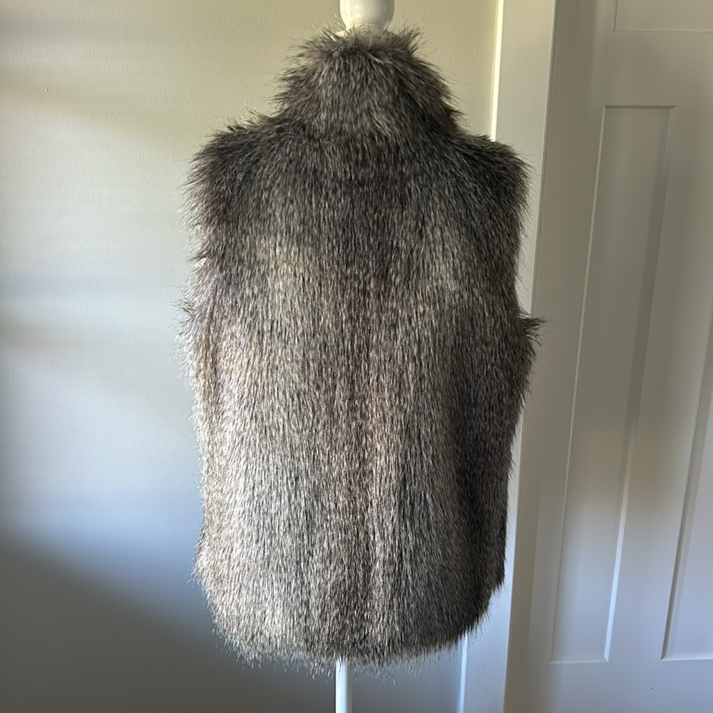 Calvin Klein gray faux fur vest- size M - Picture 3 of 6
